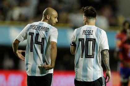 ARCHIVO - Javier Mascherano (izquierda) y Lionel Messi tras un gol de Messi en el amistoso contra Haití, el 29 de mayo de 2024, en Buenos Aires. (AP Foto/Víctor R. Caivano)