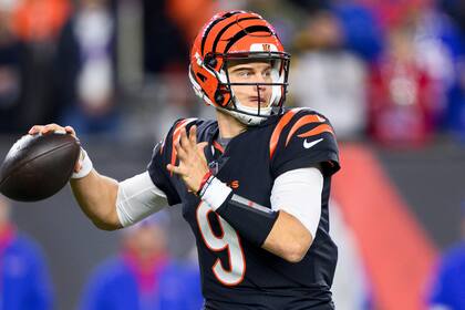 ARCHIVO - Joe Burrow (9), quarterback de los Bengals de Cincinnati, busca lanzar el balón durante el partido de la NFL en contra de los Bills de Buffalo, el domingo 5 de noviembre de 2023, en Cincinnati. (AP Foto/Zach Bolinger, Archivo)