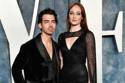 ARCHIVO - Joe Jonas, izquierda, y Sophie Turner aparecen en la fiesta de los Oscar de Vanity Fair el 12 de marzo de 2023 en Beverly Hills, California. (Foto Evan Agostini/Invision/AP, File)
