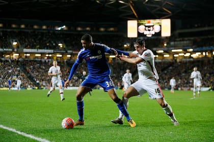 ARCHIVO - Joe Walsh, del Milton Keynes Dons, a la derecha, compite por el balón con Ruben Loftus-Cheek, del Chelsea, durante el partido de fútbol de la cuarta ronda de la Copa FA inglesa entre el Milton Keynes Dons y el Chelsea en el Stadium mk en Milton Keynes, Inglaterra, el domingo 31 de enero de 2016. (AP Foto/Kirsty Wigglesworth, Archivo)