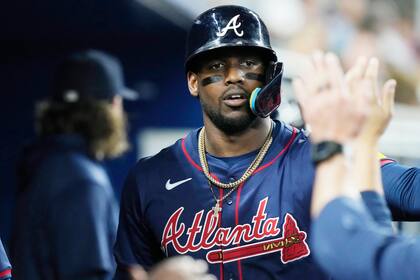 ARCHIVO - Jorge Soler, de los Bravos de Atlanta, celebra después de conectar un jonrón durante la segunda entrada de un juego de béisbol contra los Marlins de Miami, el 21 de septiembre de 2024, en Miami. (AP Foto/Marta Lavandier, Archivo)