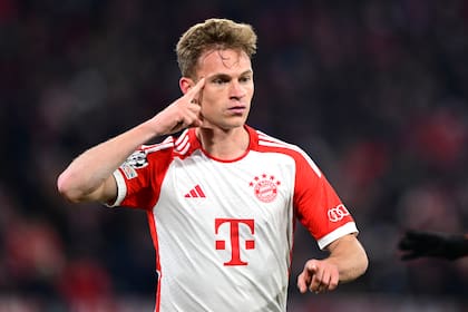 ARCHIVO - Joshua Kimmich del Bayern Múnich celebra tras anotar un gol ante Arsenal en los cuartos de final de la Liga de Campeones, el 17 de abril de 2024. Kimmich ha sido designado como capitán de la selección de Alemania. (AP Foto/Christian Bruna)