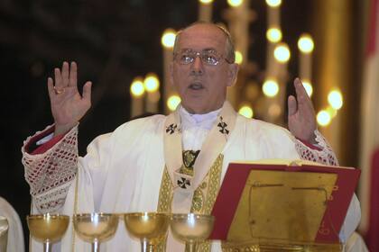 (ARCHIVO) Juan Luis Cipriani Thorne, entonces arzobispo de Lima, celebra una misa el 18 de enero de 2001 en Lima, Perú