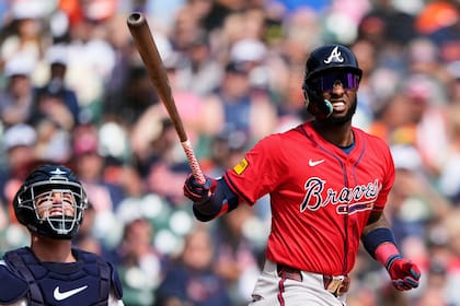 ARCHIVO - Jurickson Profar, de los Bravos de Atlanta, reacciona después de batear de foul un lanzami