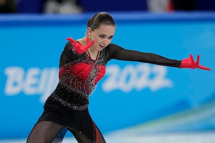ARCHIVO - Kamila Valieva, del Comité Olímpico Ruso, compite en el programa de libre de patinaje artístico en los Juegos Olímpicos de 2022, el lunes 7 de febrero de 2022, en Beijing. (AP Foto/David J. Phillip, Archivo)