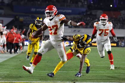 ARCHIVO - Kareem Hunt (27), running back de los Chiefs de Kansas City, anota un touchdown superando al safety Lamarcus Joyner (20), de los Rams de Los Ángeles, mientras observa el liniero ofensivo Cameron Erving (75) durante la primera mitad del juego de la NFL del lunes 19 de noviembre de 2018, en Los Ángeles. (AP Foto/Marcio Jose Sanchez, Archivo)