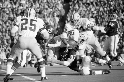 ARCHIVO - Ken Bowman (57), participa en una jugada con los Packers de Green Bay ante los Bears de Chicago, el 8 de noviembre de 1971 (AP Foto/Fred Jewell, archivo)
