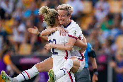 ARCHIVO - Kristie Mewis (izquierda) y Megan Rapinoe festejan el tercer gol de la selección estadounidense ante Costa Rica, en un partido disputado en Monterrey, México, el jueves 14 de julio de 2022 (AP Foto/Fernando Llano, archivo)