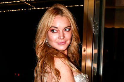 ARCHIVO – La actriz Lindsay Lohan en la apertura del club nocturno Lohan en Atenas, Grecia, el 16 de octubre de 2016. Lohan, quien actualmente vive en Dubai, anunció en Instagram que está comprometida con su novio Bader Shammas. (Foto AP/Yorgos Karahalis, archivo)