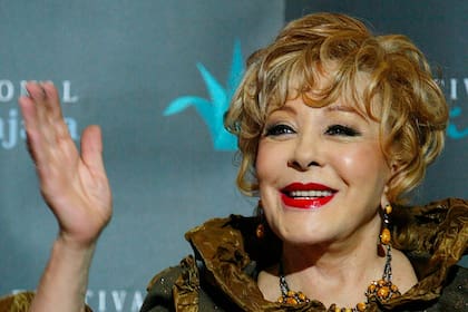 ARCHIVO - La actriz mexicana Silvia Pinal saluda a sus fans al llegar a la ceremonia de inauguración del 21º Festival Internacional de Cine de Guadalajara el viernes 24 de marzo de 2006, en la ciudad de Guadalajara, México. Pinal falleció el 28 de noviembre de 2024. Tenía 93 años. (Foto AP/Guillermo Arias, archivo)