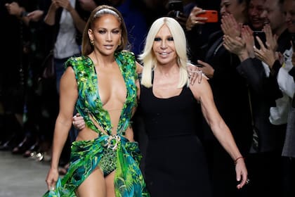 ARCHIVO - La actriz y cantante Jennifer Lopez y la diseñadora Donatella Versace al final del desfile de Versace en Milán, Italia, el viernes 20 de septiembre de 2019. (AP Foto/Luca Bruno, Archivo)
