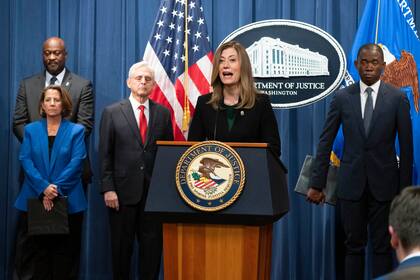 Archivo.- La administradora de la DEA, Anne Milgram, con, de izquierda a derecha, el inspector jefe de correos Gary Barksdale, la fiscal general adjunta Lisa Monaco, el secretario de Justicia Merrick Garland y el subsecretario del Tesoro Adewale "Wally" Adeyemo, habla durante una conferencia de prensa en el Departamento de Justicia sobre medidas contra la cadena de suministro de precursores químicos de fentanilo, el martes 3 de octubre de 2023, en Washington