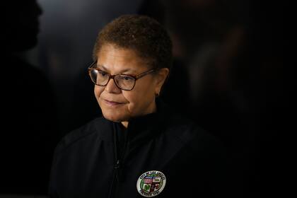 ARCHIVO - La alcaldesa de Los Ángeles, Karen Bass, espera a hablar durante una conferencia de prensa en Los Ángeles, el 24 de enero de 2023. (AP Foto/Marcio Jose Sanchez, Archivo)