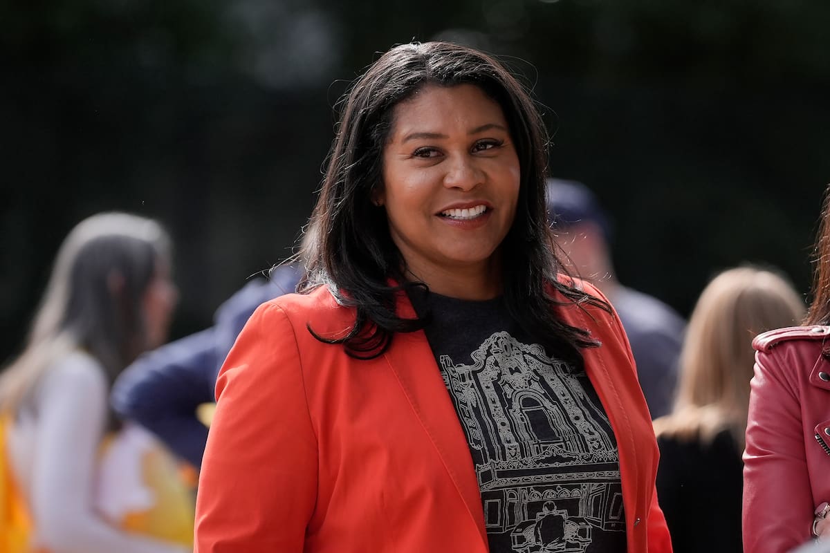 ARCHIVO - La alcaldesa de San Francisco, London Breed, sonríe durante un evento de Halloween mientras hace campaña en San Francisco, el sábado 26 de octubre de 2024. (AP Foto/Jeff Chiu, Archivo)