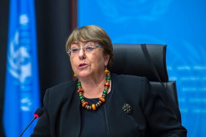ARCHIVO - La alta comisionada de Naciones Unidas para los Derechos Humanos, Michelle Bachelet, durante una conferencia de prensa en la sede europea de la ONU en Ginebra, Suiza, el 9 de diciembre de 2020. (Martial Trezzini/Keystone via AP, Archivo)