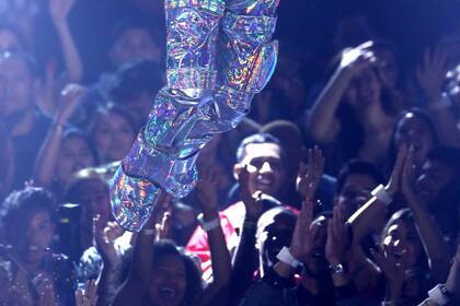 ARCHIVO - La anfitriona Katy Perry desciende sobre el escenario en los Premios MTV a los Videos Musicales en Inglewood, California, el 27 de agosto de 2017. (Foto Chris Pizzello/Invision/AP, archivo)