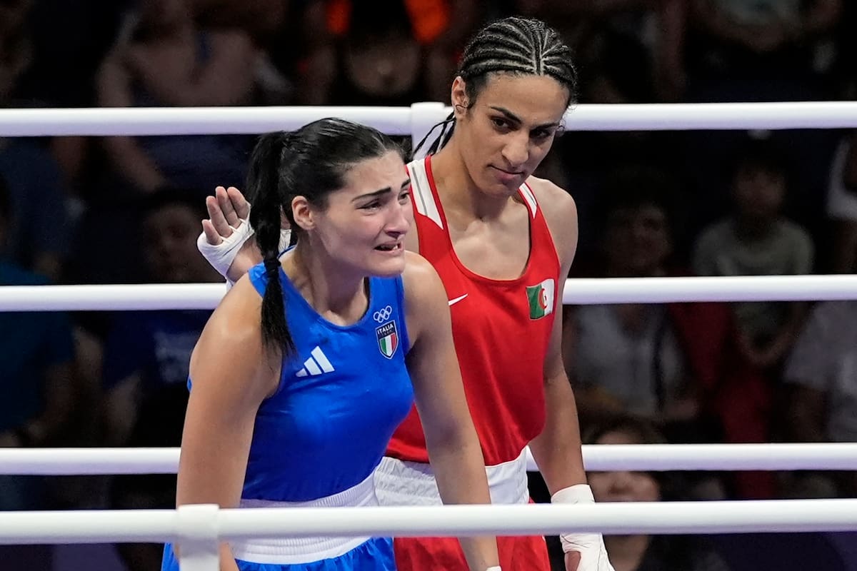ARCHIVO - La argelina Imane Khelif (derecha) trata de consolar a la italiana Angela Carini, tras vencerla en el boxeo de los Juegos Olímpicos de París, el jueves 1 de agosto de 2024 (AP Foto/John Locher, archivo)