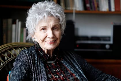 ARCHIVO - La autora canadiense Alice Munro es fotografiada durante una entrevista en Victoria, Canadá, el martes 10 de diciembre de 2013. Munro una de las autoras contemporáneas más estimadas del mundo y una de las cuentistas más condecoradas de la historia, falleció a los 92 años. (Chad Hipolito/The Canadian Press via AP, archivo)
