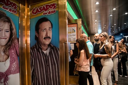 ARCHIVO-. La Avenida Corrientes se llena de espectadores ansiosos por ver la obra de su infancia.