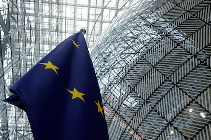 ARCHIVO - La bandera de la Unión Europea se ve en el atrio del edificio del Consejo Europeo en Bruselas
