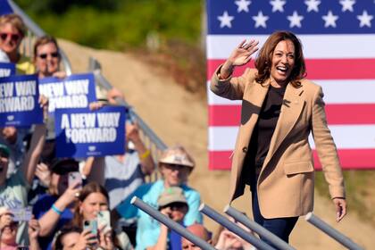 Archivo.- La candidata demócrata a la presidencia, la vicepresidenta Kamala Harris, saluda mientras sube al escenario durante un evento de campaña, el miércoles 4 de septiembre de 2024, en North Hampton, Nuevo Hampshire (AP Foto/Steven Senne)
