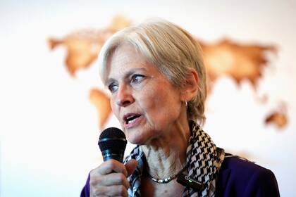 ARCHIVO - La candidata presidencial del Partido Verde de Estados Unidos, Jill Stein, habla en una cafetería local de Phoenix el lunes 28 de octubre de 2024. (AP Foto/Ross D. Franklin, Archivo)