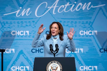 Archivo.- La candidata presidencial demócrata y actual vicepresidenta Kamala Harris saluda al público a su llegada a una cumbre del Instituto del Caucus Hispano del Congreso (CHCI), el 18 de septiembre de 2024 (AP Foto/Jose Luis Magana, archivo)
