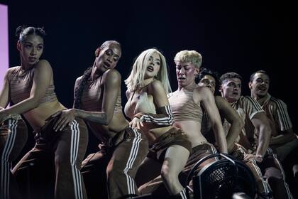 ARCHIVO - La cantante mexicana Kenia Os durante su concierto en el festival AXE Ceremonia en el Parque Bicentenario en la Ciudad de México el 24 de marzo de 2024. Os emprenderá una gira con su álbum "Pink Aura". (Foto AP/ Marco Ugarte, archivo)