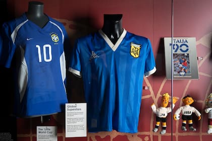 ARCHIVO - La casaca usada por el futbolista argentino Diego Maradona en cuartos de final del Mundial 1986 contra Inglaterra está exhibida en el Museo Nacional de Fútbol en Manchester, Inglaterra, 26 de noviembre de 2020. La camiseta que usó Diego Maradona cuando anotó el controvertido gol de la “mano de Dios” _y luego el mejor gol de la historia de los mundiales_ contra Inglaterra en el Mundial de 1986 está en venta, y la subastadora Sotheby's estima que recaudará más de 4 millones de libras (5,2 millones de dólares) en una subasta online que comienza el 20 de abril.(AP Foto/Jon Super, file)
