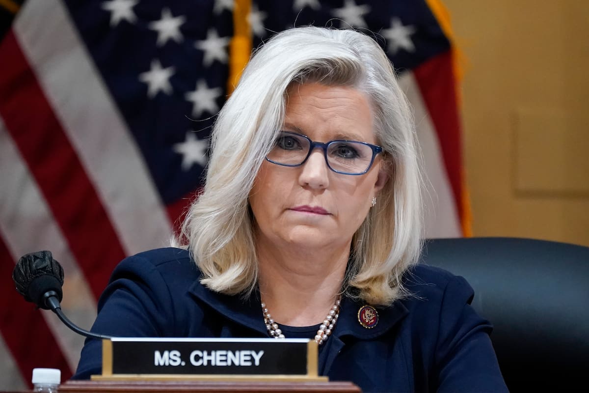 ARCHIVO - La congresista Liz Cheney, republicana por Wyoming, escucha al tiempo que la Cámara de Representante selecciona a los integrantes de una comisión que investigará la irrupción al Capitolio del 6 de enero de 2021, en Washington, el 28 de junio de 2022. (AP Foto/J. Scott Applewhite, archivo)