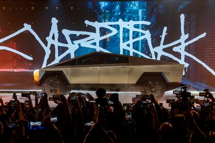 ARCHIVO - La Cybertruck de Tesla es revelada en el estudio de diseño de la compañía, el jueves 21 de noviembre de 2019, en Hawthorne, California. (AP Foto/Ringo H.W. Chiu, archivo)