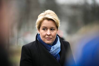 ARCHIVO - La entonces alcaldesa de Berlín Franziska Giffey asiste a un acto de recuerdo por las víctimas homosexuales del Holocausto, en Berlín, Alemania, el miércoles 25 de enero de 2024.