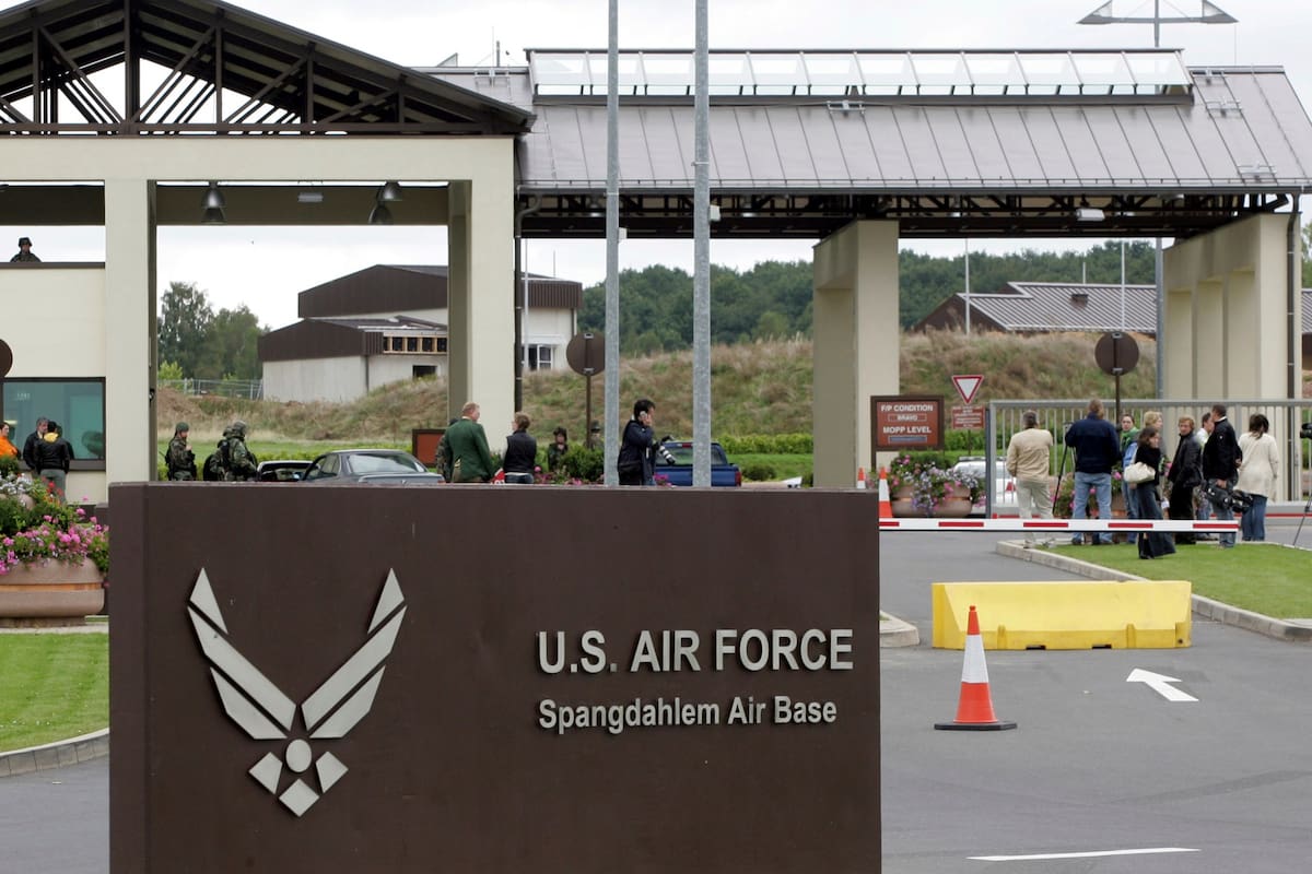 ARCHIVO - La entrada principal de la base aérea estadounidense en Spangdahlem, al oeste de Alemania,