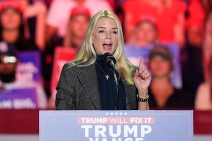 ARCHIVO - La ex fiscal general de Florida Pam Bondi habla en un mitin de campaña del candidato presidencial republicano Donald Trump en el First Horizon Coliseum, de Greensboro, Carolina del Norte, el 2 de noviembre de 2024. (AP Foto/Alex Brandon, Archivo)