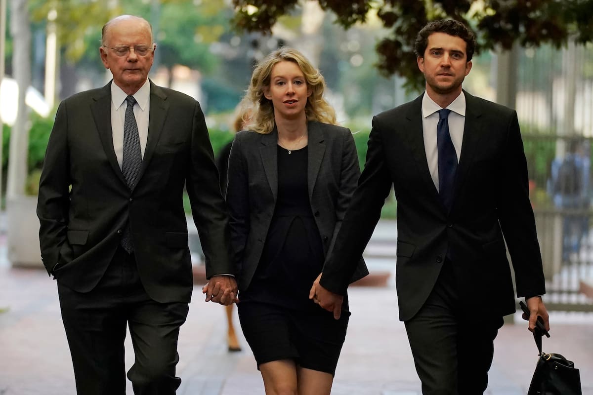 Archivo - La exdirectora ejecutiva de Theranos, Elizabeth Holmes, llega a una corte federal en San José, California, el lunes 17 de octubre de 2022, acompañada de su padre, Christian Holmes IV (izquierda) y su pareja, Billy Evans