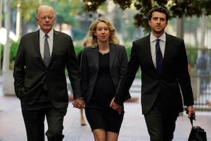 Archivo - La exdirectora ejecutiva de Theranos, Elizabeth Holmes, llega a una corte federal en San José, California, el lunes 17 de octubre de 2022, acompañada de su padre, Christian Holmes IV (izquierda) y su pareja, Billy Evans