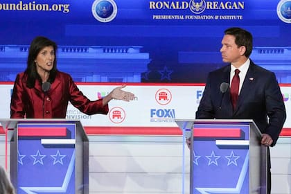 ARCHIVO - La exembajadora de Estados Unidos ante la ONU Nikki Haley, izquierda, habla junto al gobernador de Florida, Ron DeSantis, durante el segundo debate por la candidatura republicana a la presidencia el 27 de septiembre de 2023, en la Biblioteca Presidencial Ronald Reagan, en Simi Valley, California (AP Foto/Mark J. Terrill, archivo)