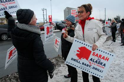 ARCHIVO - La exgobernadora de Alaska Sarah Palin, candidata republicana al único escaño de Alaska en la Cámara de Representantes de Estados Unidos, se reúne con simpatizantes que promocionan su campaña el 8 de noviembre de 2022, en una calle de Anchorage, Alaska. (AP Foto/Mark Thiessen, archivo)