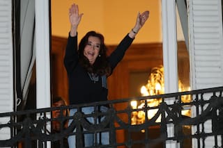 Expresidenta argentina enfrenta un nuevo juicio por corrupción; también está acusado su hijo