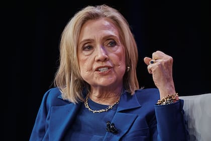 ARCHIVO - La exsecretaria de Estado estadounidense, Hillary Clinton, habla durante la Iniciativa Glo