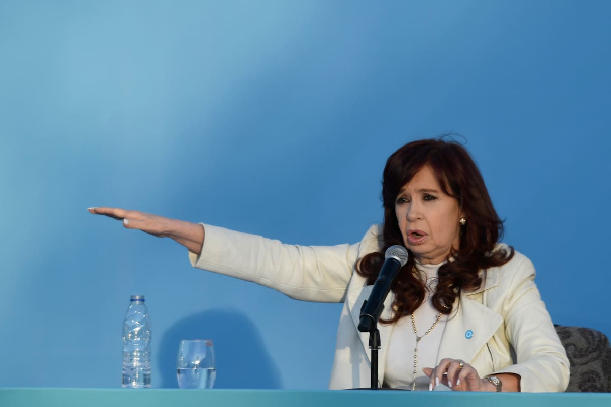 Archivo - La exvicepresidenta de Argentina Cristina Fernández de Kirchner en su intervención durante la ceremonia de inauguración del micro estadio Néstor Kirchner, en Quilmes, Buenos Aires, Argentina, el 27 de abril de 2024. (AP Foto/Gustavo Garello, archivo)