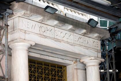 Archivo - La fachada de la Bolsa de Valores de Nueva York el 29 de junio de 2022, en Nueva York. (AP Foto/Julia Nikhinson, Archivo)
