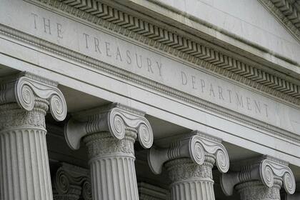 Archivo - La fachada del edificio del Departamento del Tesoro de Estados Unidos el 4 de mayo de 2021, en Washington, D.C. (AP Foto/Patrick Semansky, Archivo)