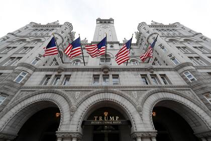 ARCHIVO - La fachada del Hotel Internacional Trump, ubicado en la 1100 Pennsylvania Avenue NW, aparece en imagen del 21 de diciembre de 2016, en Washington. (AP Foto/Alex Brandon, archivo)