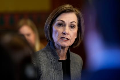 ARCHIVO - La gobernadora de Iowa, Kim Reynolds, habla en una conferencia de prensa el 31 de enero de 2024 en el Capitolio del estado, en Des Moines, Iowa. (AP Foto/Charlie Neibergall, Archivo)
