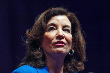 ARCHIVO – La gobernadora de Nueva York, Kathy Hochul, habla en la Convención Demócrata del Estado de Nueva York, el 17 de febrero de 2022. (AP Foto/Seth Wenig, Archivo)