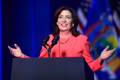 ARCHIVO - La gobernadora de Nueva York Kathy Hochul habla en Syracuse, Nueva York, el 25 de abril de 2024. (AP Foto/Adrian Kraus, Archivo)