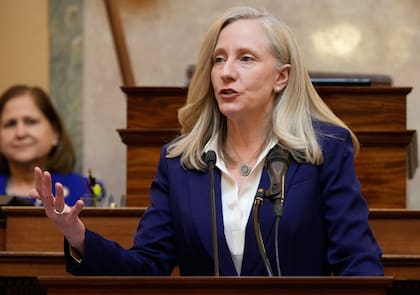 ARCHIVO – La gobernadora de Virginia, Abigail Spanberger, pronuncia su discurso del Estado de la Commonwealth ante una sesión conjunta de la Asamblea General de Virignia en el Capitolio, el 19 de enero de 2026, en Richmond, Virginia. (AP Foto/Steve Helber, Archivo)