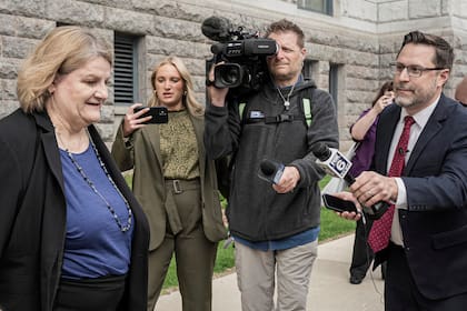 ARCHIVO – La jueza de circuito del condado de Milwaukee Hannah Dugan sale del tribunal federal después de una audiencia en Milwaukee el 15 de mayo de 2025 (AP Foto/Andy Manis, Archivo)