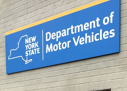(Archivo) La ley de Nueva York permite a los inmigrantes indocumentados tramitar su licencia de conducir en el DMV